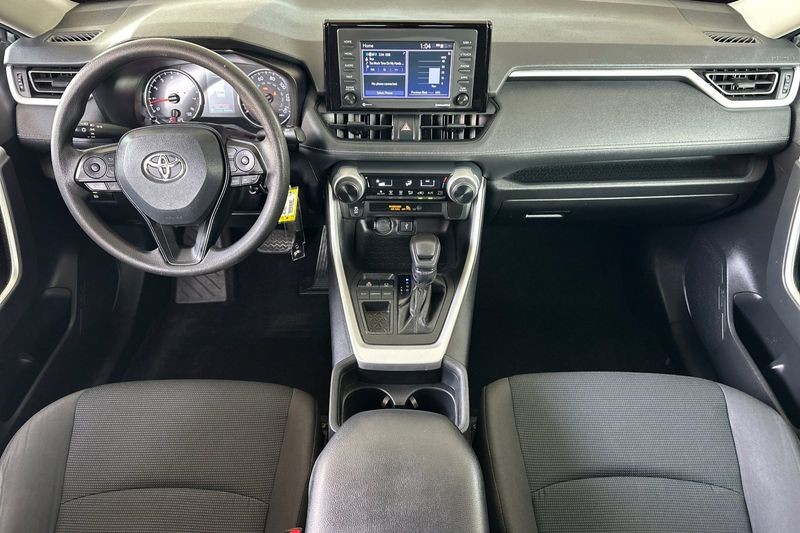 Toyota RAV4 Vehicle Full-screen Gallery Image 13