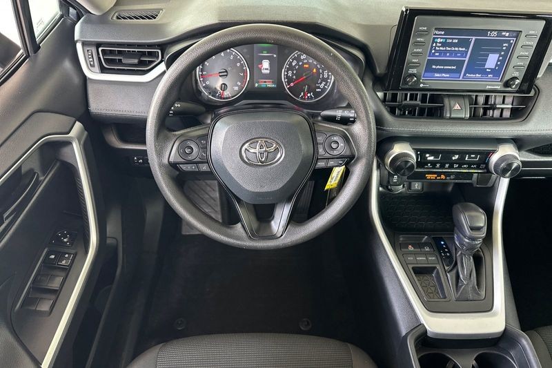 Toyota RAV4 Vehicle Full-screen Gallery Image 14