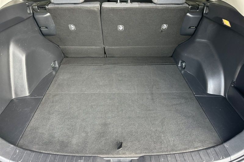 Toyota RAV4 Vehicle Full-screen Gallery Image 15