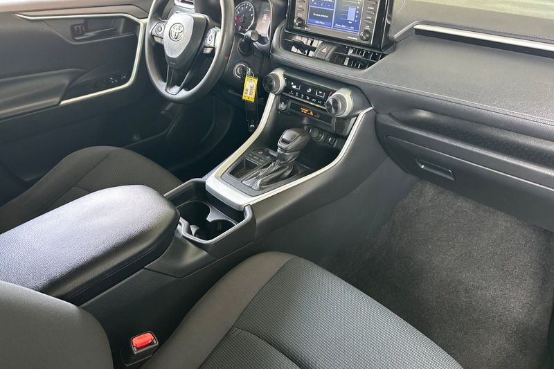 Toyota RAV4 Vehicle Full-screen Gallery Image 16