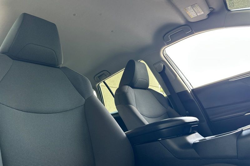 Toyota RAV4 Vehicle Full-screen Gallery Image 17