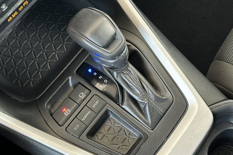 Toyota RAV4 Vehicle Full-screen Gallery Image 21