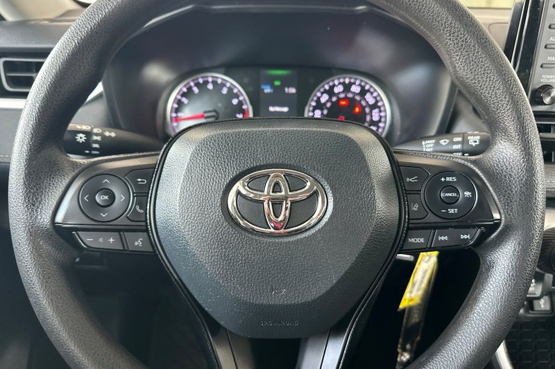 Toyota RAV4 Vehicle Full-screen Gallery Image 22