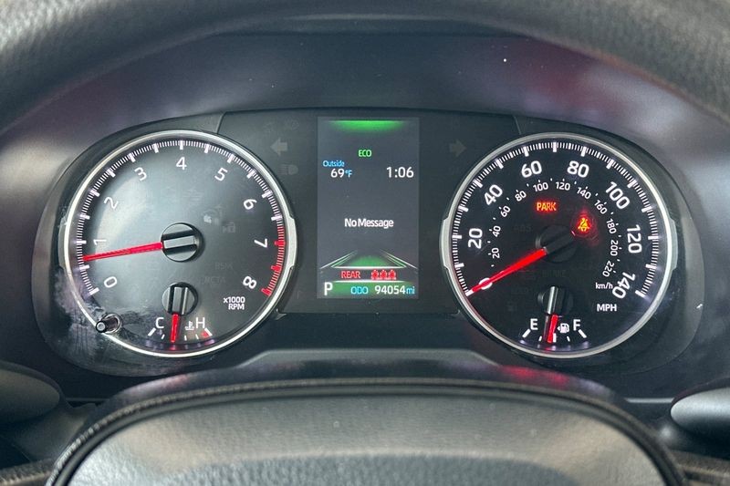 Toyota RAV4 Vehicle Full-screen Gallery Image 23