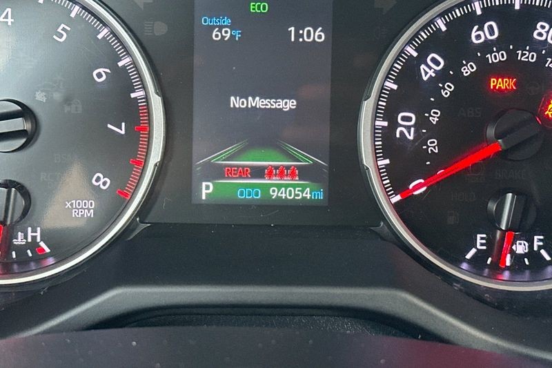 Toyota RAV4 Vehicle Full-screen Gallery Image 24