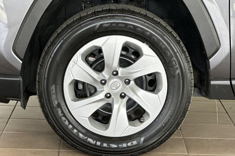 Toyota RAV4 Vehicle Full-screen Gallery Image 25