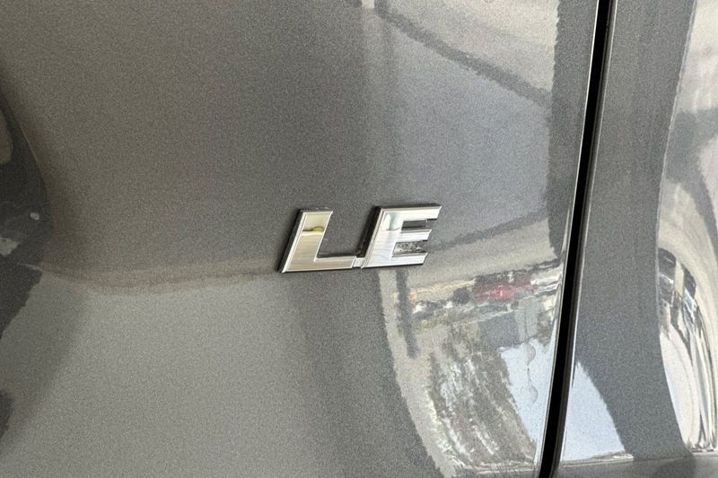 Toyota RAV4 Vehicle Full-screen Gallery Image 26