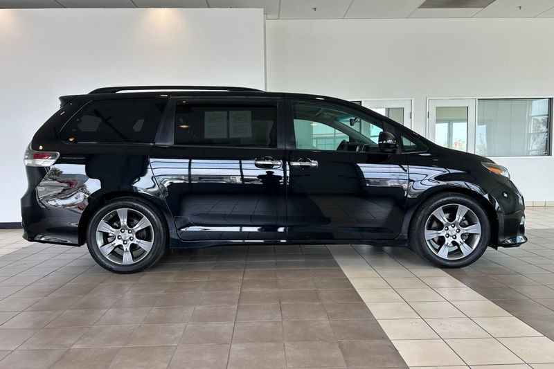 Toyota Sienna Vehicle Full-screen Gallery Image 03