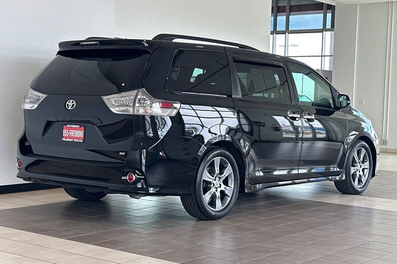 Toyota Sienna Vehicle Full-screen Gallery Image 04