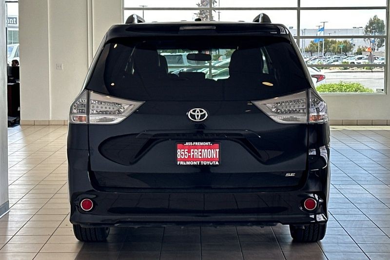 Toyota Sienna Vehicle Full-screen Gallery Image 05