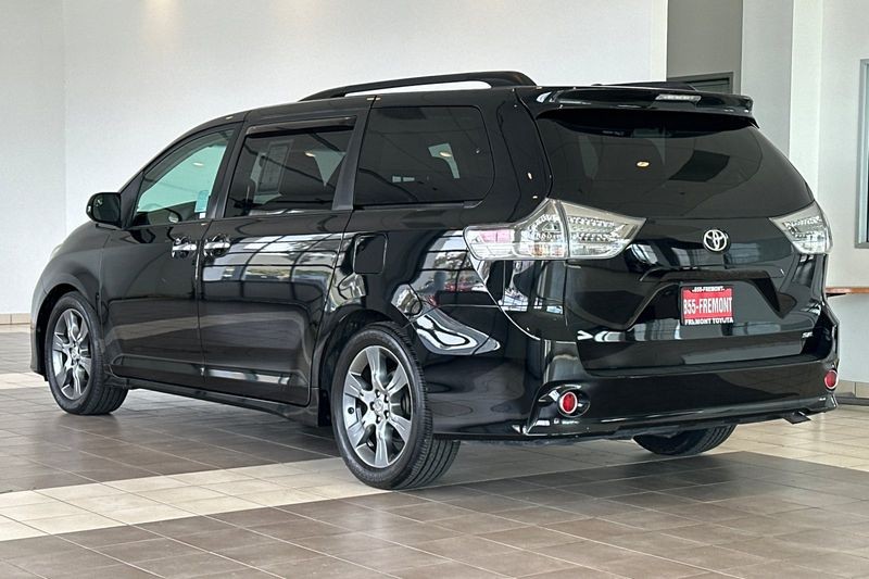 Toyota Sienna Vehicle Full-screen Gallery Image 06