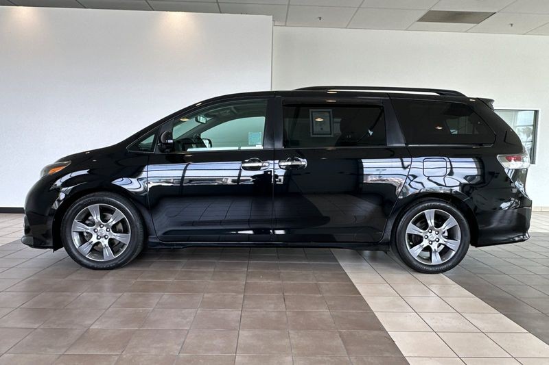 Toyota Sienna Vehicle Full-screen Gallery Image 07