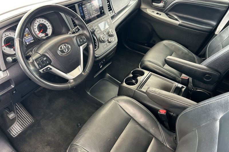 Toyota Sienna Vehicle Full-screen Gallery Image 10