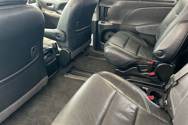 Toyota Sienna Vehicle Full-screen Gallery Image 12