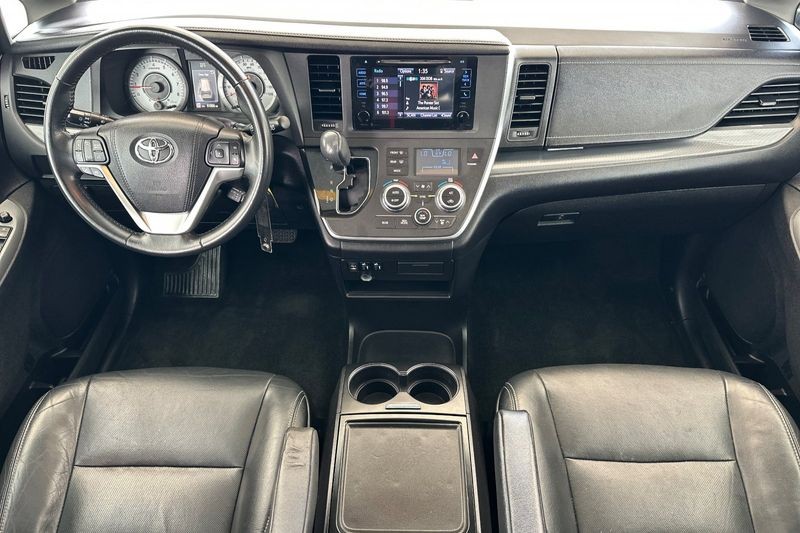 Toyota Sienna Vehicle Full-screen Gallery Image 13