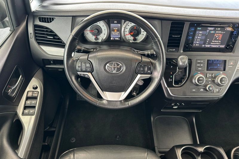 Toyota Sienna Vehicle Full-screen Gallery Image 14
