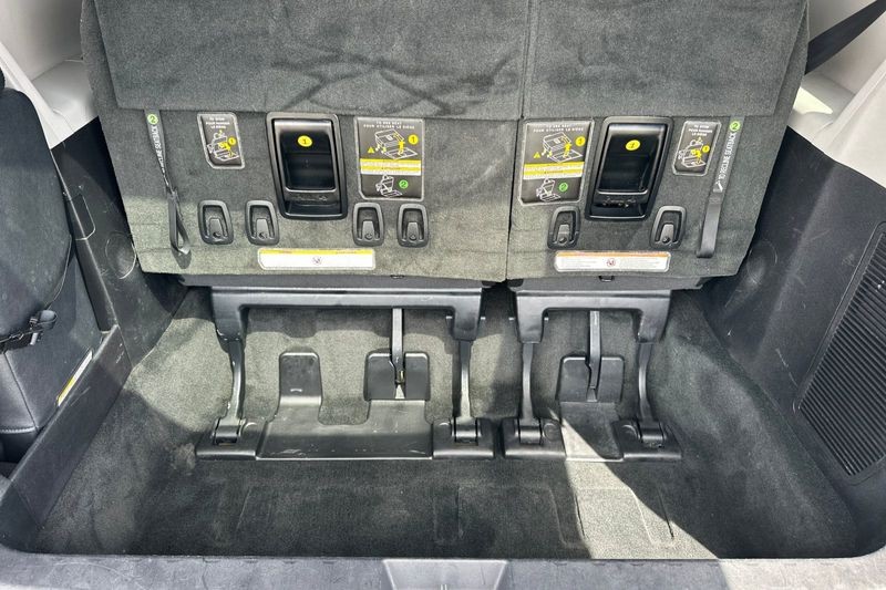 Toyota Sienna Vehicle Full-screen Gallery Image 16