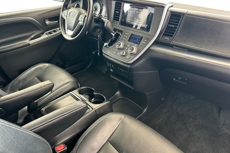 Toyota Sienna Vehicle Full-screen Gallery Image 17