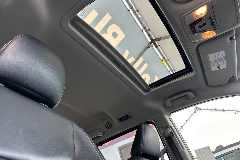 Toyota Sienna Vehicle Full-screen Gallery Image 18