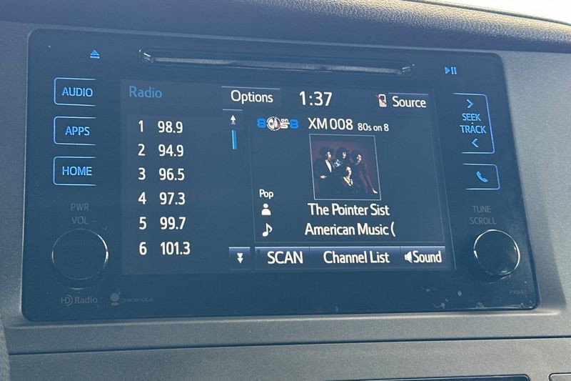 Toyota Sienna Vehicle Full-screen Gallery Image 19