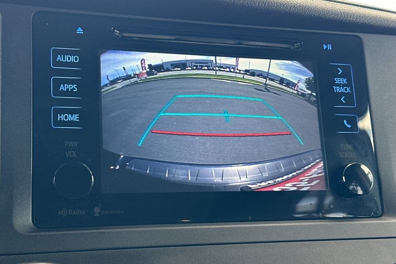 Toyota Sienna Vehicle Full-screen Gallery Image 20