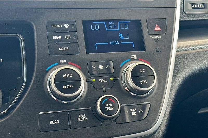 Toyota Sienna Vehicle Full-screen Gallery Image 21