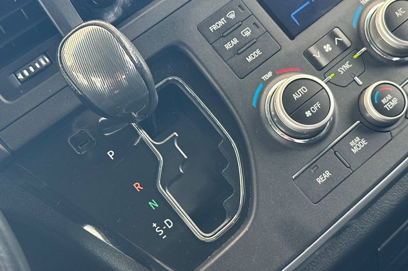 Toyota Sienna Vehicle Full-screen Gallery Image 22