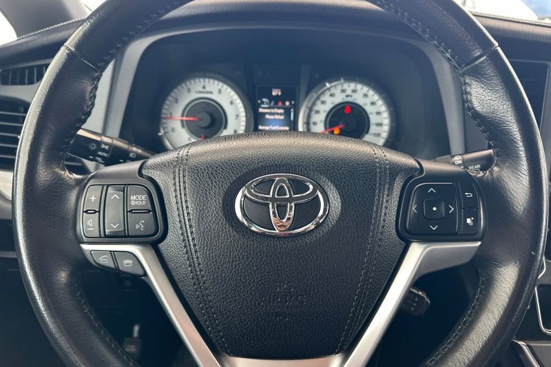 Toyota Sienna Vehicle Full-screen Gallery Image 23