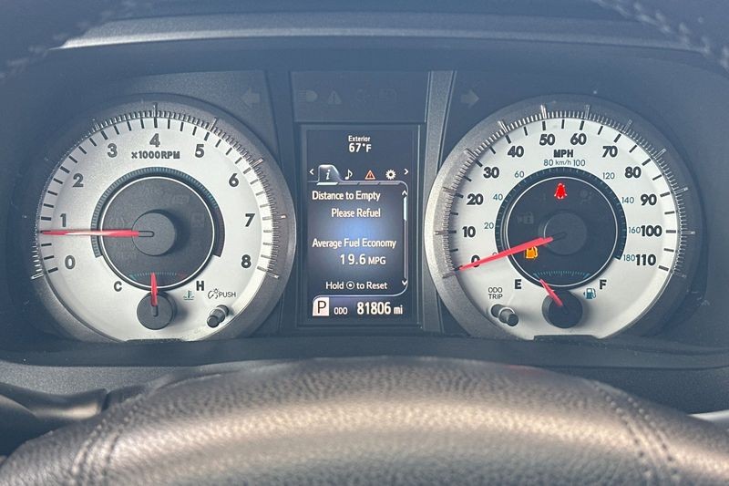 Toyota Sienna Vehicle Full-screen Gallery Image 24