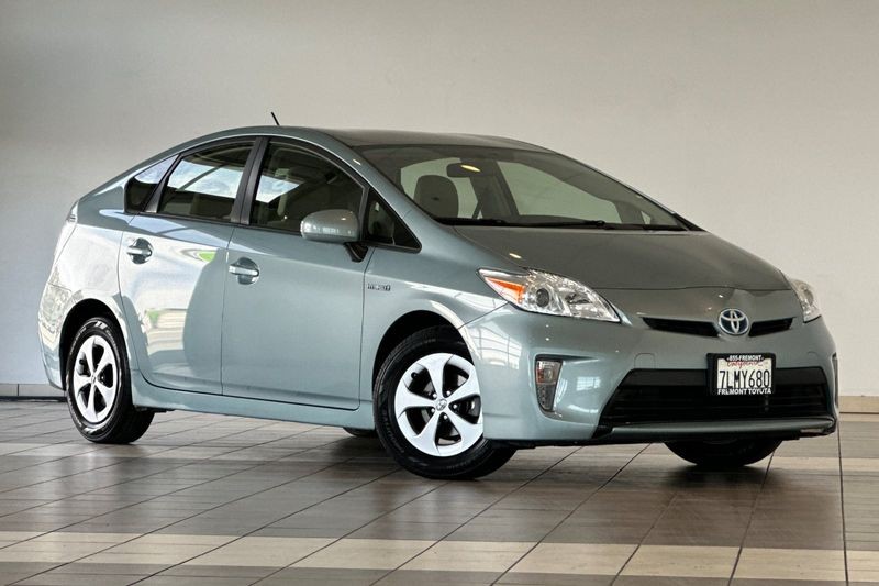Toyota Prius Vehicle Full-screen Gallery Image 02