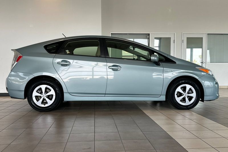 Toyota Prius Vehicle Full-screen Gallery Image 03
