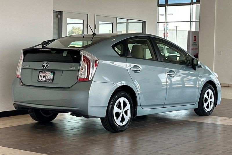 Toyota Prius Vehicle Full-screen Gallery Image 04