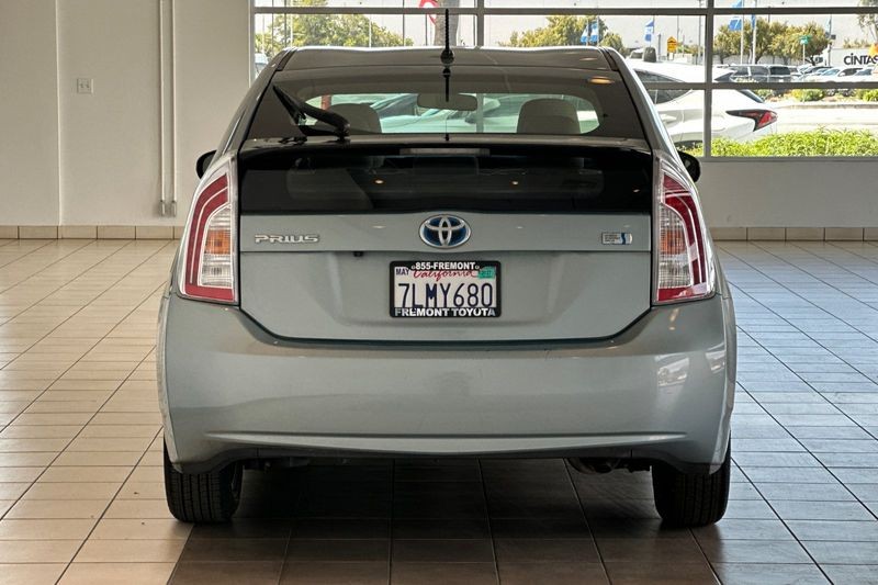 Toyota Prius Vehicle Full-screen Gallery Image 05