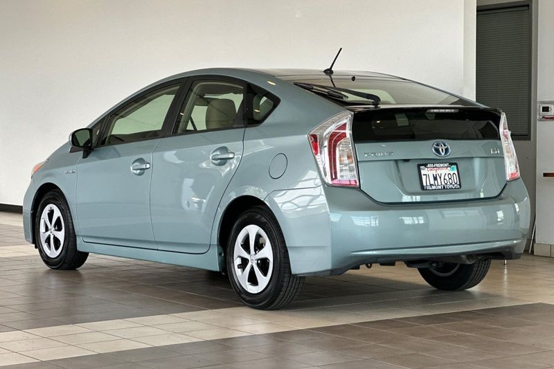 Toyota Prius Vehicle Full-screen Gallery Image 06