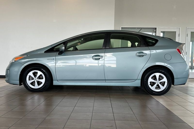 Toyota Prius Vehicle Full-screen Gallery Image 07