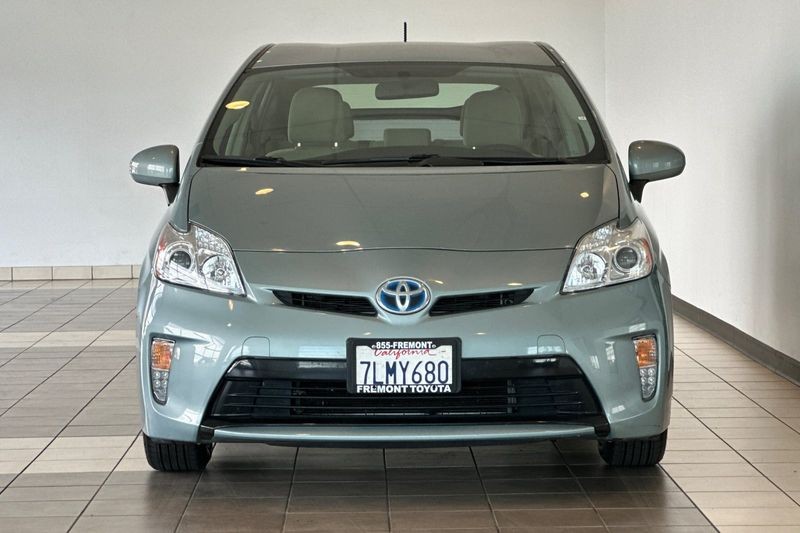 Toyota Prius Vehicle Full-screen Gallery Image 09
