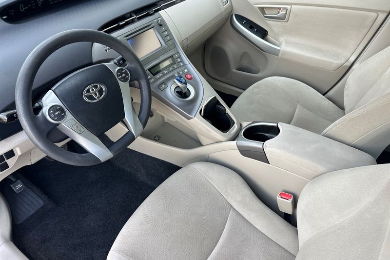 Toyota Prius Vehicle Full-screen Gallery Image 10