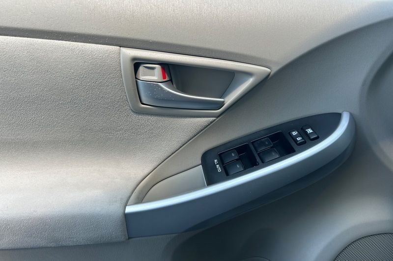 Toyota Prius Vehicle Full-screen Gallery Image 11