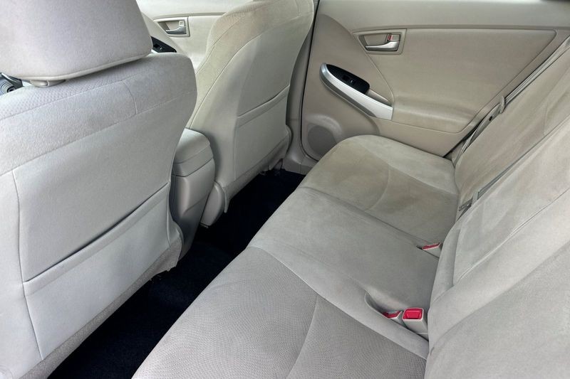 Toyota Prius Vehicle Full-screen Gallery Image 12