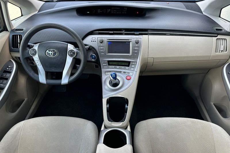 Toyota Prius Vehicle Full-screen Gallery Image 13