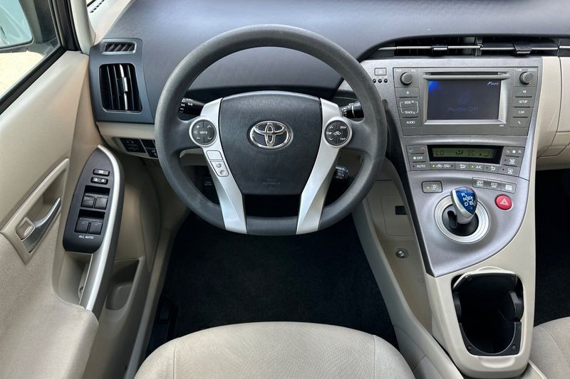 Toyota Prius Vehicle Full-screen Gallery Image 14