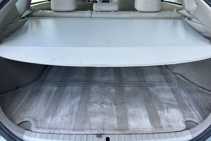 Toyota Prius Vehicle Full-screen Gallery Image 15