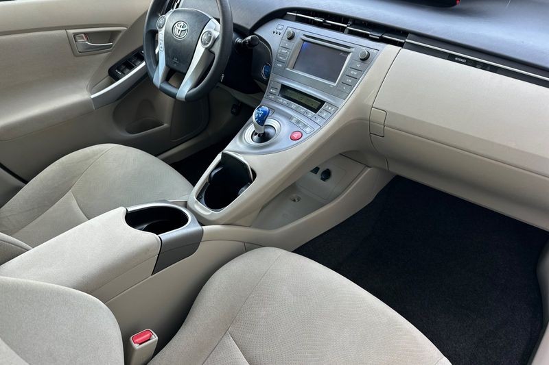 Toyota Prius Vehicle Full-screen Gallery Image 16