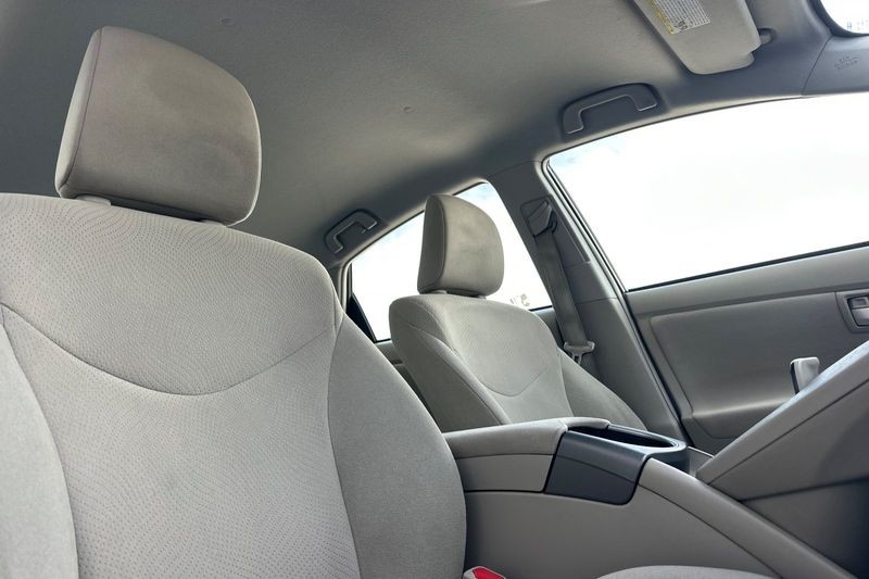 Toyota Prius Vehicle Full-screen Gallery Image 17