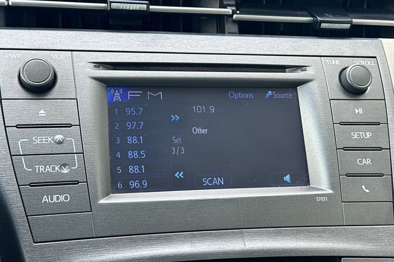 Toyota Prius Vehicle Full-screen Gallery Image 18