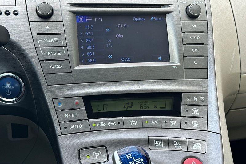 Toyota Prius Vehicle Full-screen Gallery Image 20