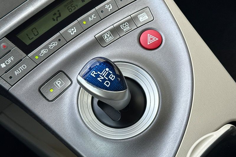 Toyota Prius Vehicle Full-screen Gallery Image 21