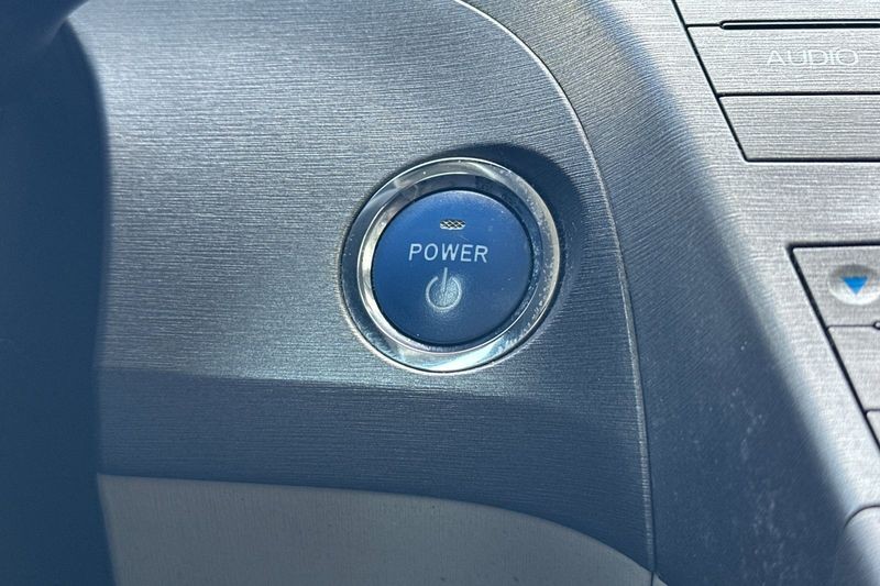 Toyota Prius Vehicle Full-screen Gallery Image 22