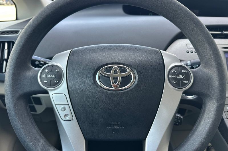 Toyota Prius Vehicle Full-screen Gallery Image 23
