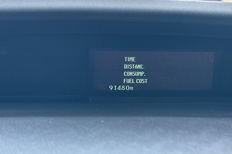 Toyota Prius Vehicle Full-screen Gallery Image 25